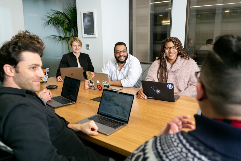 Team rond de vergadertafel