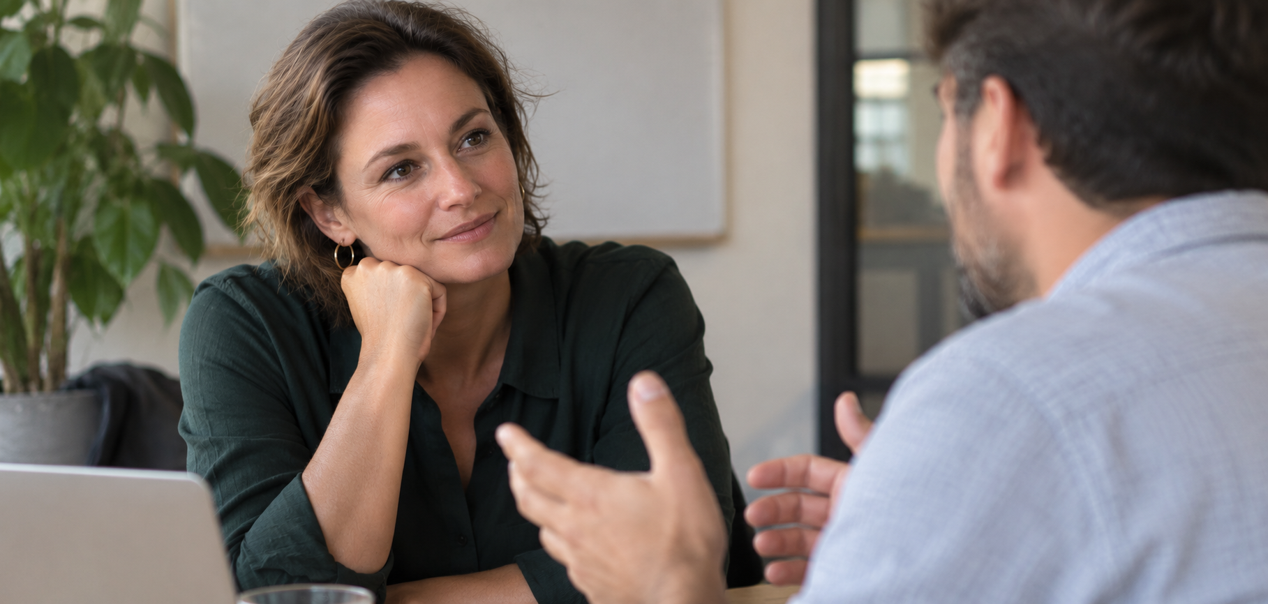Leidinggevende luistert aandachtig naar een medewerker